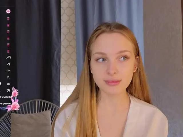 CrimsonAura from BongaCams