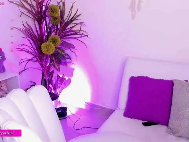 Emylopez from BongaCams