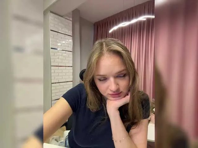 Lunaaaura from BongaCams